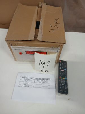 une boîte contenant une télécommande et une autre boîte sur laquelle est apposée une étiquette de prix