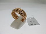 une image d'une bague en or sur une surface blanche avec une étiquette de prix