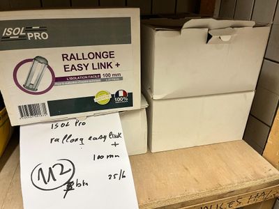 une boîte sur laquelle figure un ticket de caisse et une boîte sur laquelle figure un ticket de caisse