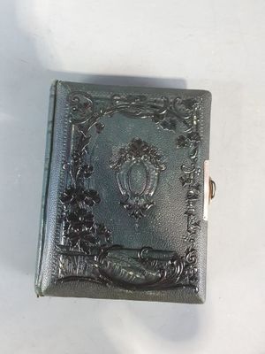 une boîte en argent ornée d'une image, posée sur une table