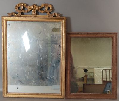 deux miroirs accrochés l'un à côté de l'autre sur le mur