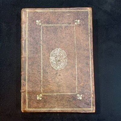 un vieux livre posé sur une table noire