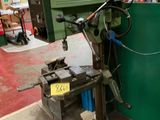 une machine posée sur une table dans un entrepôt