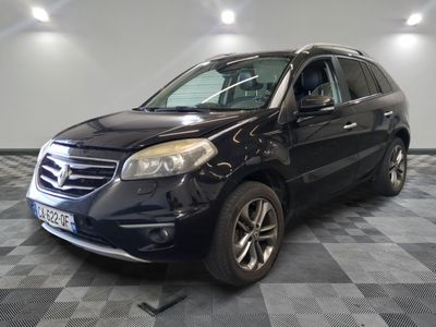 la photo d'une voiture noire garée dans un garage
