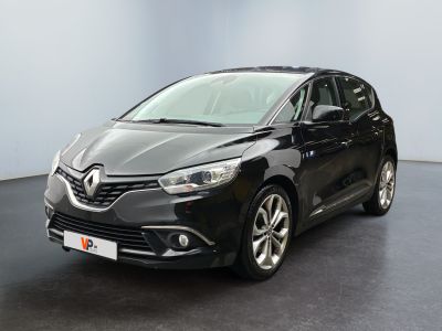 Une voiture noire est garée dans une pièce au sol noir