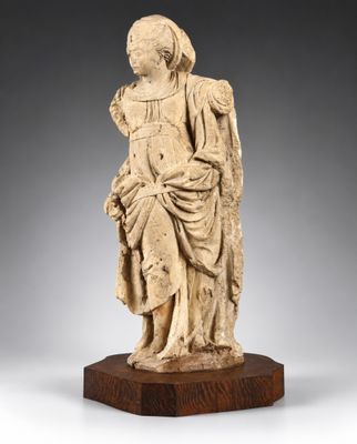 une statue en marbre blanc représentant une femme tenant un enfant dans ses bras