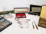 plusieurs types d'argenterie sur la table