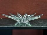 un bol en verre posé sur une table