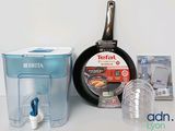 une photo montrant une casserole, une poêle et un récipient en plastique posés sur une table