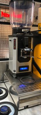 une image d'une machine à café dans un café