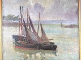 une peinture représentant un bateau dans l'eau avec d'autres bateaux dans l'eau