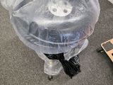 un sac en plastique posé sur une chaise