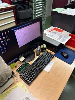 un bureau équipé d'un ordinateur et d'un clavier