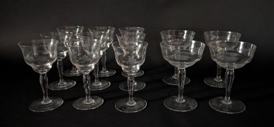 douze verres à vin alignés sur un fond noir