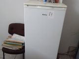 image d'un petit réfrigérateur blanc dans une pièce