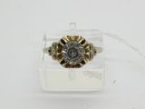 Gros plan sur une bague surmontée d'un diamant
