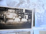 plusieurs vieilles photos d'hommes debout derrière un comptoir dans une pièce