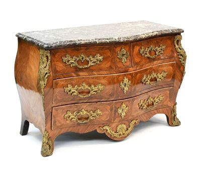 une commode à dessus de marbre sur fond blanc