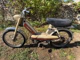 un cyclomoteur garé sur le bord de la route