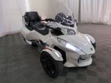une moto blanche et noire garée dans une pièce