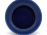 une image représentant une assiette bleue sur fond blanc