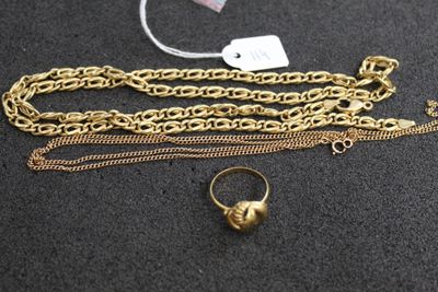 un gros plan d'une chaîne en or surmontée d'une bague