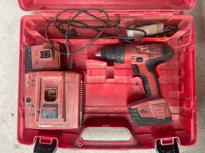une boîte à outils rouge avec des outils sur le sol