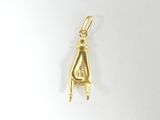 Le pendentif en or a la forme d'une main de femme coiffée d'un chapeau