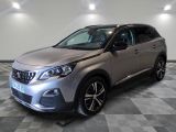 la voiture argentée est garée dans le garage sur un sol en damier