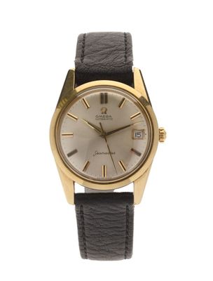 gros plan d'une montre sur fond blanc avec un bracelet noir