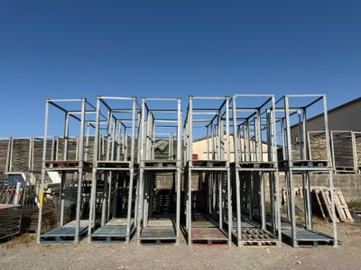 une grande structure métallique en cours de construction sur un terrain non aménagé