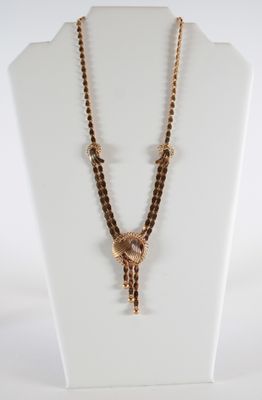 gros plan d'un collier sur un présentoir pour mannequin