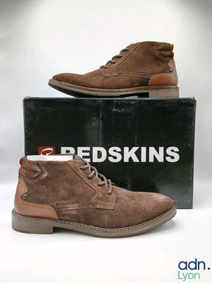 des chaussures pour homme dans une boîte avec une boîte de Redskins