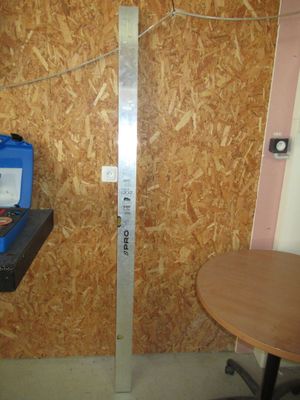 une photo d'une pièce avec une table et un ordinateur portable