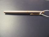 un stylo posé sur une table