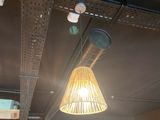 une lampe suspendue au plafond dans un restaurant