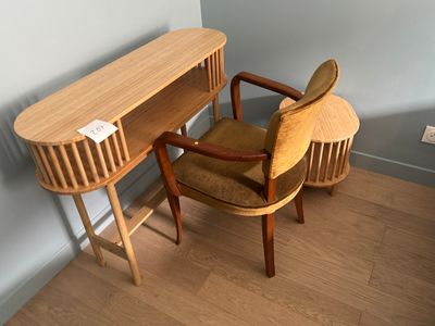 un bureau avec une chaise et une table dans un coin de la pièce