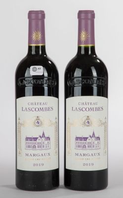 deux bouteilles de vin rouge posées l'une à côté de l'autre sur une table