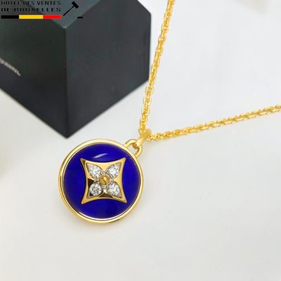 collier plaqué or orné d'un pendentif en émail bleu avec un diamant au centre