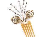 peigne à cheveux doré orné de perles, sur fond blanc