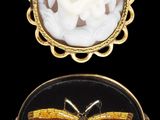 deux broches anciennes en camée représentant un papillon et un papillon sur fond noir