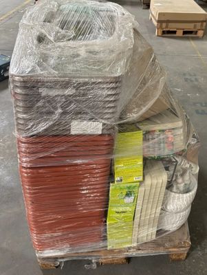 une grande pile de boîtes sur une palette dans un entrepôt