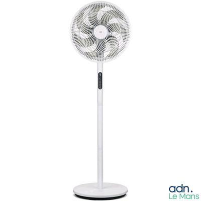 un ventilateur blanc sur pied, avec un socle blanc