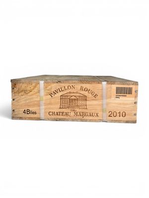 La boîte en bois contient une bouteille de vin posée sur une surface blanche.