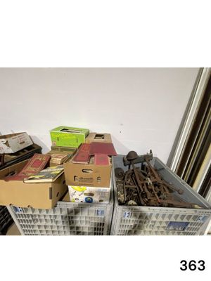 de nombreuses boîtes contenant divers objets, posées sur une étagère