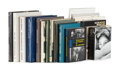 plusieurs livres sont empilés sur une surface blanche