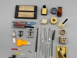 un grand nombre d'outils posés sur la table