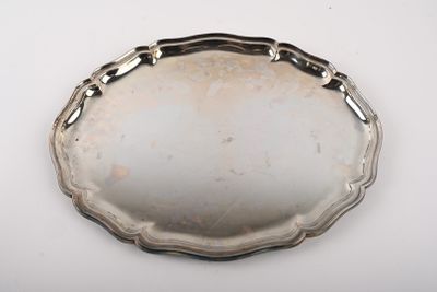une assiette en argent antique avec un motif décoratif sur le bord