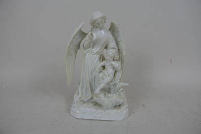 une statue blanche représentant un ange tenant un bébé dans ses bras