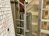une photo d'une pièce dans laquelle se trouve une échelle